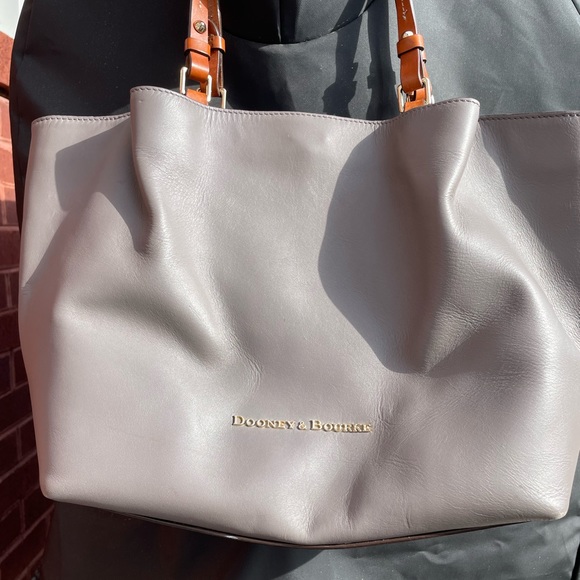 ❤️Dooney and Bourke EUC tote bag. - Picture 9 of 16